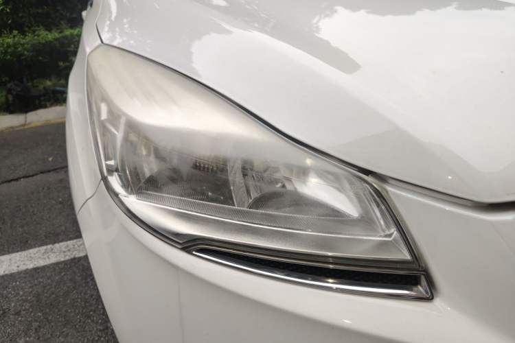 Used Ford Kuga 2013 1.6L GTDi Two-Wheel-Drive Comfort Model Right Front Headlight