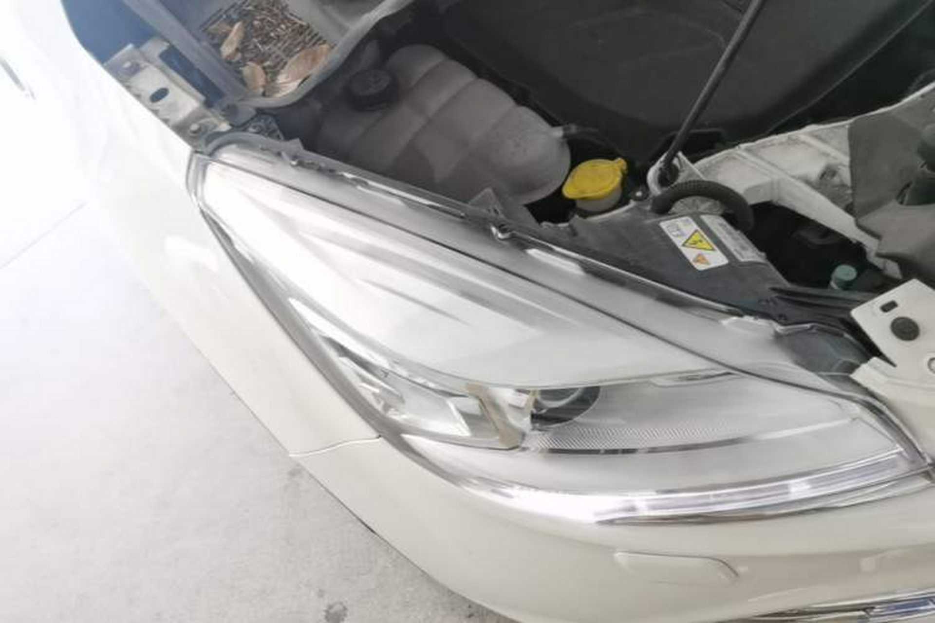 Used Ford Kuga 2013 2.0L GTDi Four-Wheel-Drive Sport Model Right Front Headlight