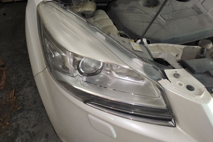 Used Ford Kuga 2013 2.0L GTDi Four-Wheel-Drive Sport Model Right Front Headlight
