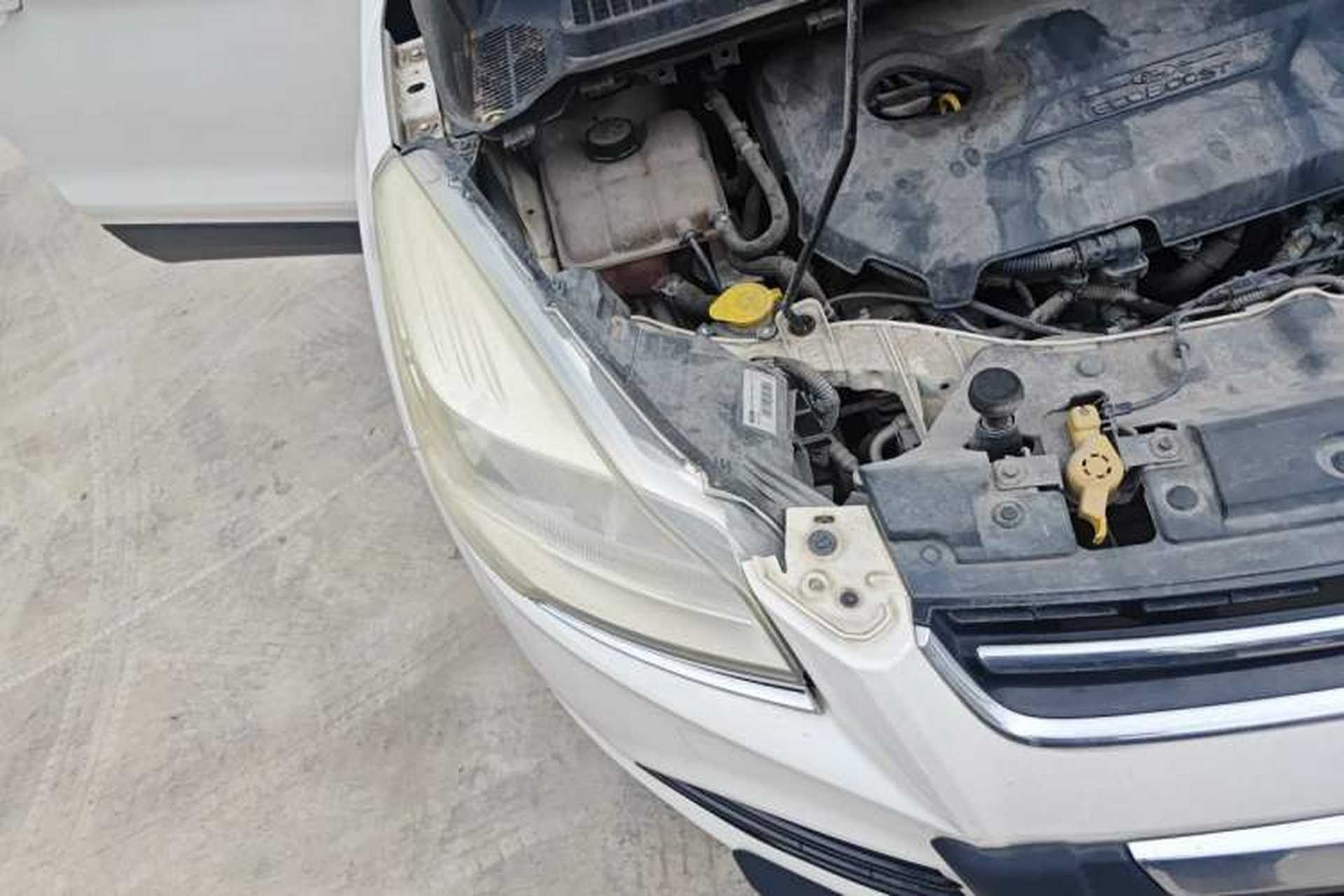 Used Ford Kuga 2013 1.6L GTDi Two-Wheel-Drive Comfort Model Right Front Headlight