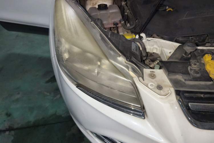 Used Ford Kuga 2013 1.6L GTDi Two-Wheel-Drive Trend Model Right Front Headlight