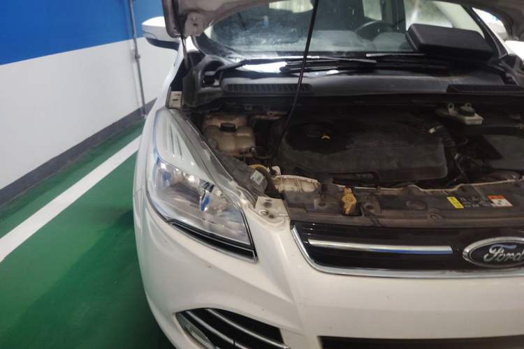 Used Ford Kuga 2013 1.6L GTDi Two-Wheel-Drive Trend Model Right Front Headlight
