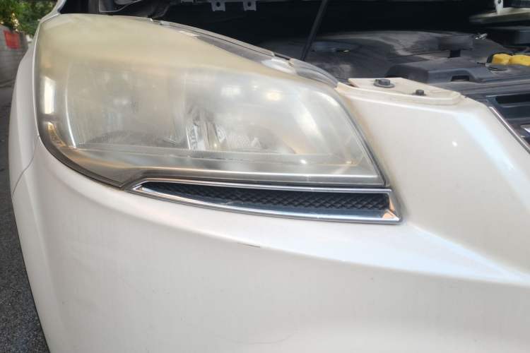 Used Ford Kuga 2013 1.6L GTDi Two-Wheel-Drive Comfort Model Right Front Headlight