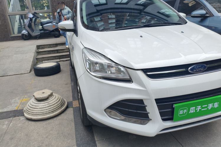 Used Ford Kuga 2013 1.6L GTDi Two-Wheel-Drive Comfort Model Right Front Headlight