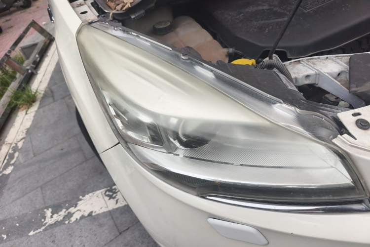 Used Ford Kuga 2013 2.0L GTDi Four-Wheel-Drive Sport Model Right Front Headlight