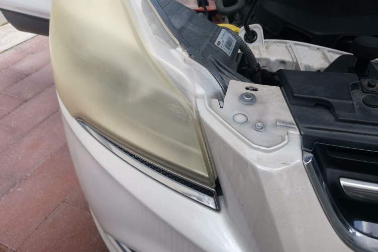 Used Ford Kuga 2013 1.6L GTDi Two-Wheel-Drive Trend Model Right Front Headlight