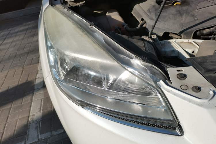 Used Ford Kuga 2013 1.6L GTDi Two-Wheel-Drive Comfort Model Right Front Headlight