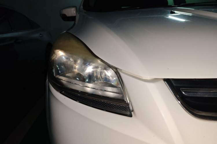 Used Ford Kuga 2013 1.6L GTDi Two-Wheel-Drive Comfort Model Right Front Headlight