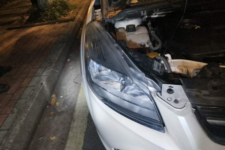 Used Ford Kuga 2013 1.6L GTDi Two-Wheel-Drive Trend Model Right Front Headlight