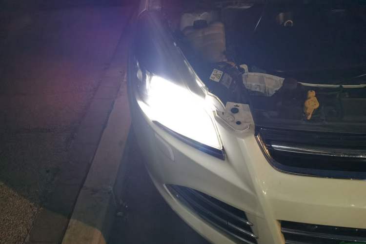 Used Ford Kuga 2013 2.0L GTDi Four-Wheel-Drive Sport Model Right Front Headlight