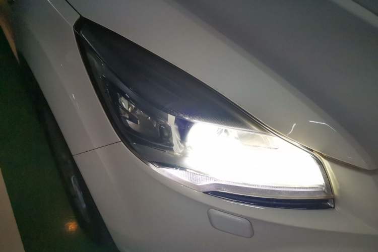 Used Ford Kuga 2013 2.0L GTDi Four-Wheel Drive Premium Model Right Front Headlight
