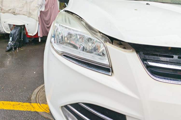 Used Ford Kuga 2013 1.6L GTDi Two-Wheel-Drive Trend Model Right Front Headlight