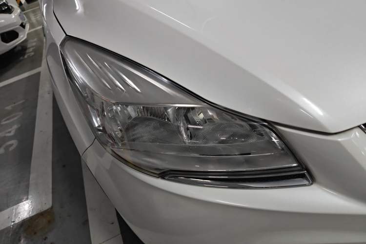 Used Ford Kuga 2013 2.0L GTDi Four-Wheel-Drive Elite Model Right Front Headlight