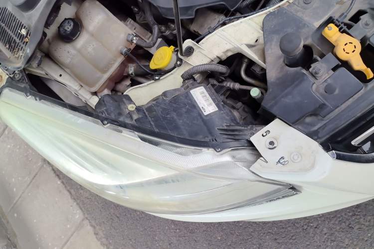 Used Ford Kuga 2013 1.6L GTDi Two-Wheel-Drive Trend Model Right Front Headlight