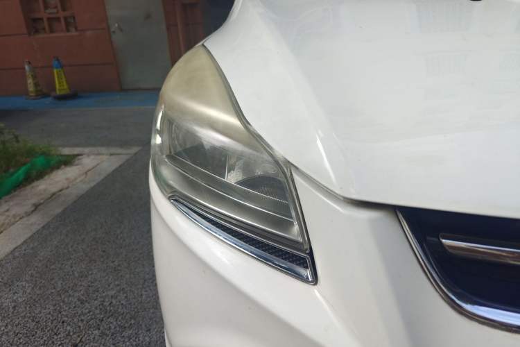 Used Ford Kuga 2013 1.6L GTDi Two-Wheel-Drive Trend Model Right Front Headlight