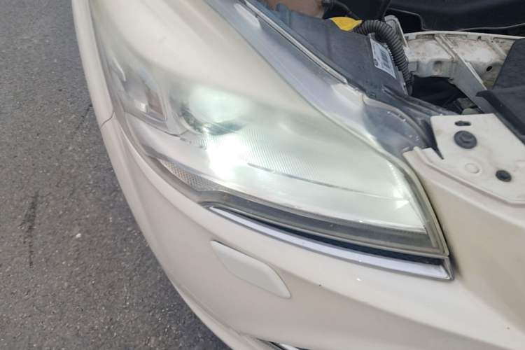 Used Ford Kuga 2013 2.0L GTDi Four-Wheel-Drive Sport Model Right Front Headlight
