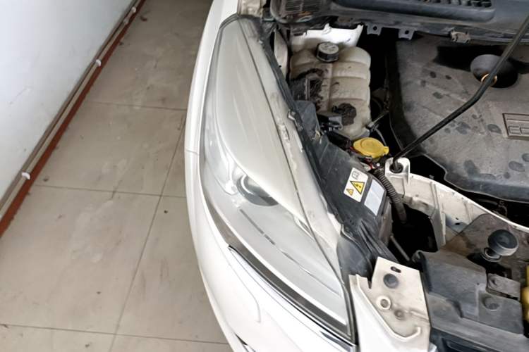 Used Ford Kuga 2013 2.0L GTDi Four-Wheel-Drive Sport Model Right Front Headlight