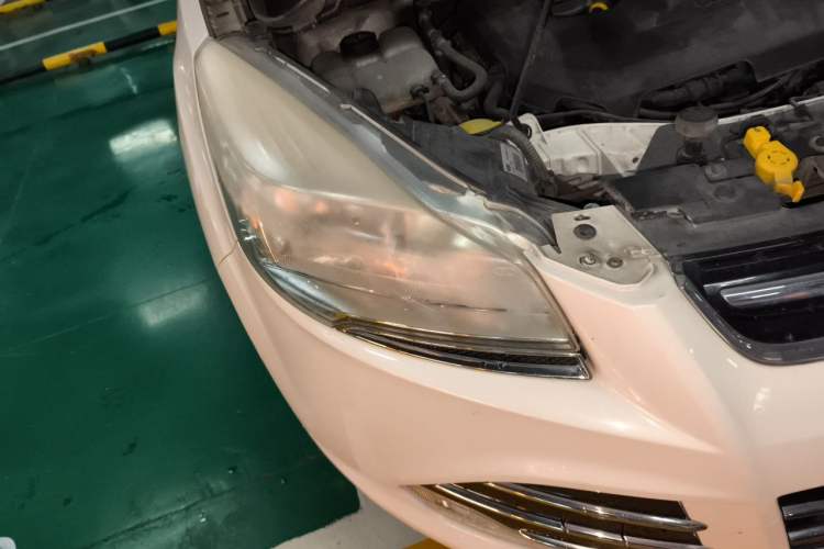 Used Ford Kuga 2013 1.6L GTDi Two-Wheel-Drive Trend Model Right Front Headlight