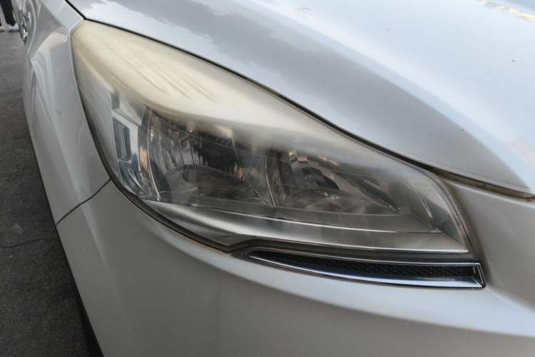 Used Ford Kuga 2013 1.6L GTDi Two-Wheel-Drive Comfort Model Right Front Headlight