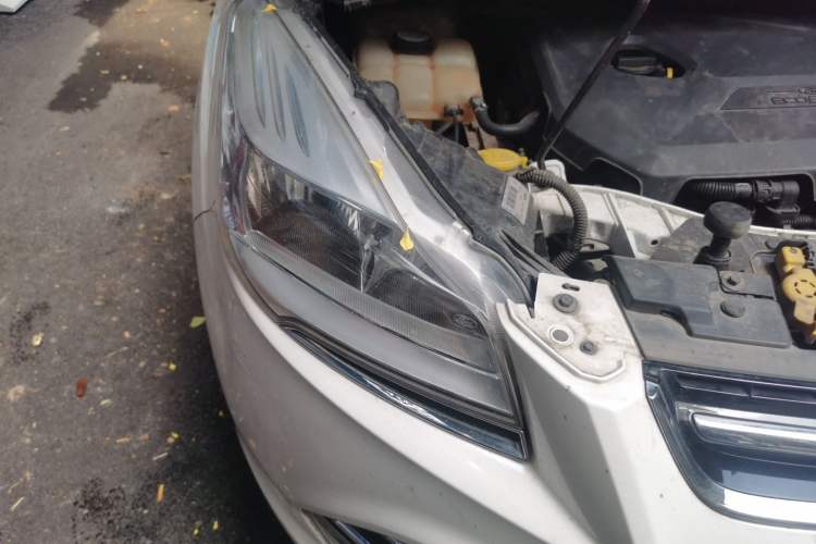 Used Ford Kuga 2013 1.6L GTDi Two-Wheel-Drive Trend Model Right Front Headlight