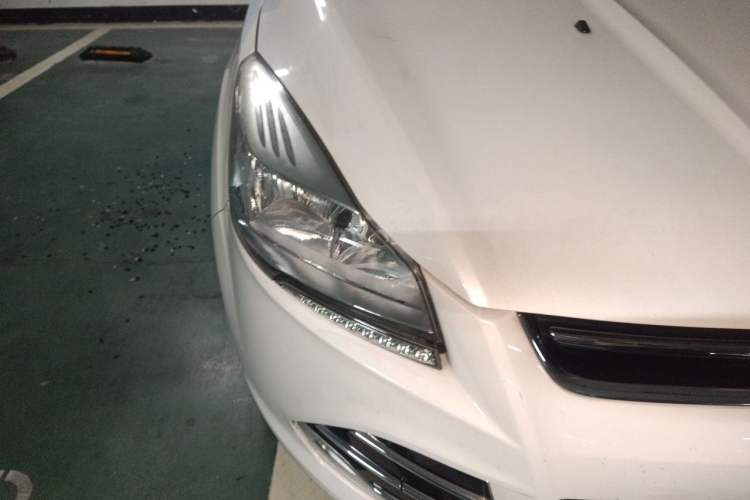 Used Ford Kuga 2013 1.6L GTDi Two-Wheel-Drive Trend Model Right Front Headlight