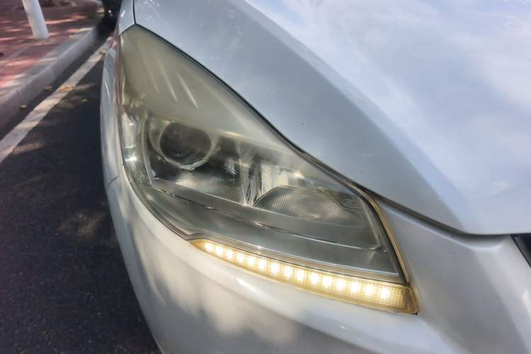 Used Ford Kuga 2013 1.6L GTDi Two-Wheel-Drive Comfort Model Right Front Headlight