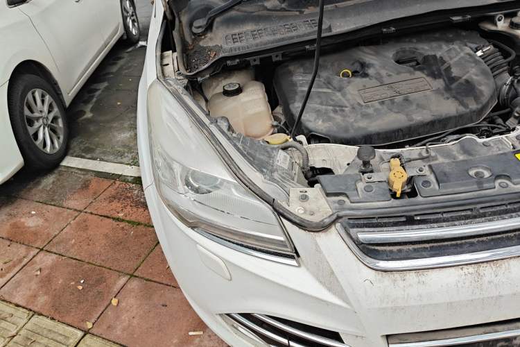 Used Ford Kuga 2013 2.0L GTDi Four-Wheel Drive Premium Model Right Front Headlight