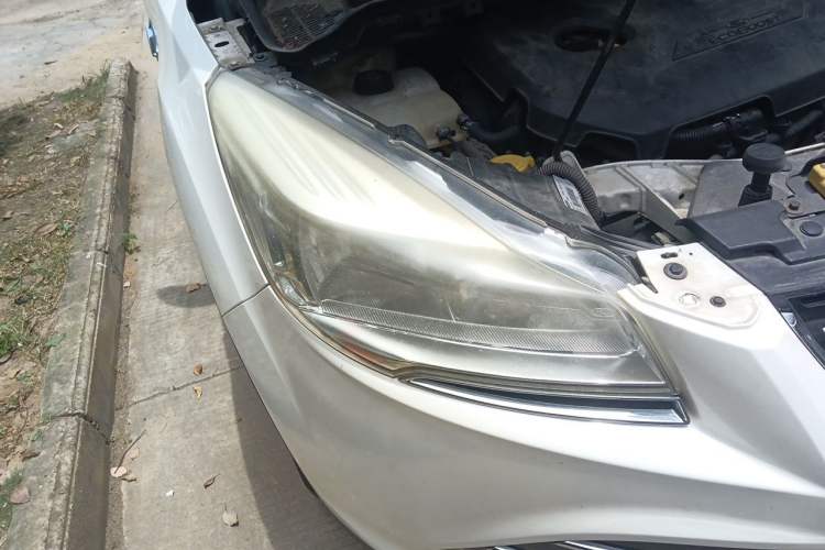 Used Ford Kuga 2013 1.6L GTDi Two-Wheel-Drive Trend Model Right Front Headlight