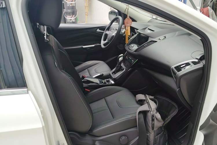 Used Ford Kuga 2013 2.0L GTDi Four-Wheel-Drive Sport Model Right Front Seat