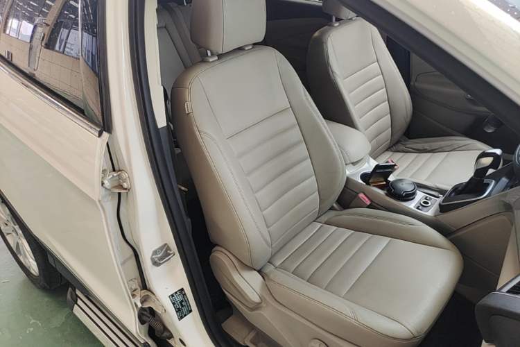 Used Ford Kuga 2013 2.0L GTDi Four-Wheel-Drive Elite Model Right Front Seat