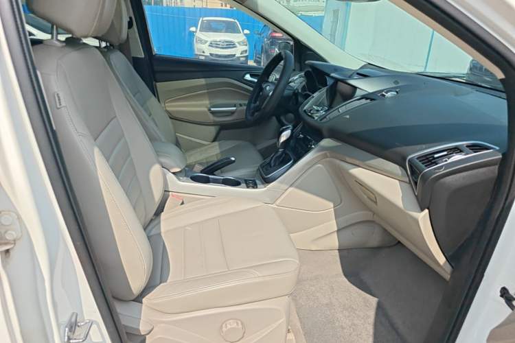 Used Ford Kuga 2013 2.0L GTDi Four-Wheel-Drive Sport Model Right Front Seat