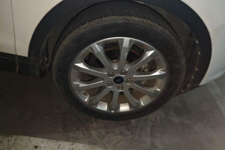 Used Ford Kuga 2013 1.6L GTDi Two-Wheel-Drive Comfort Model Right Front Wheel Hub