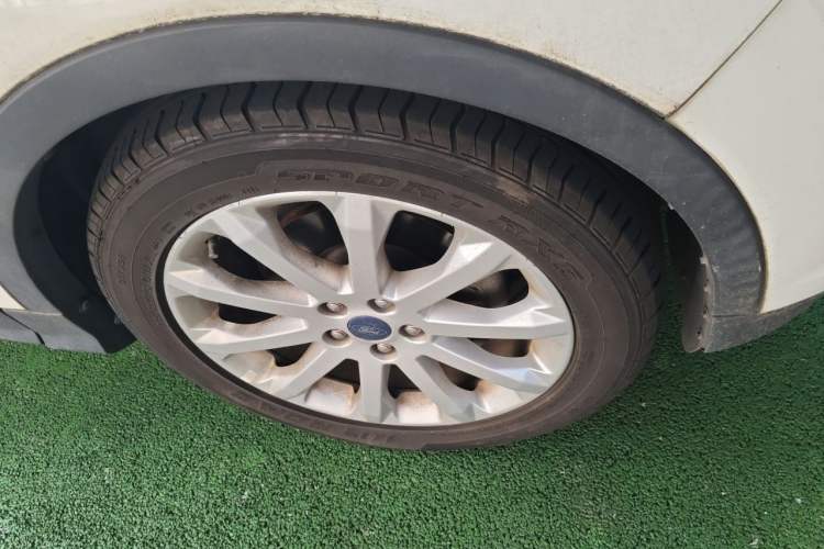 Used Ford Kuga 2013 1.6L GTDi Two-Wheel-Drive Trend Model Right Front Wheel Hub
