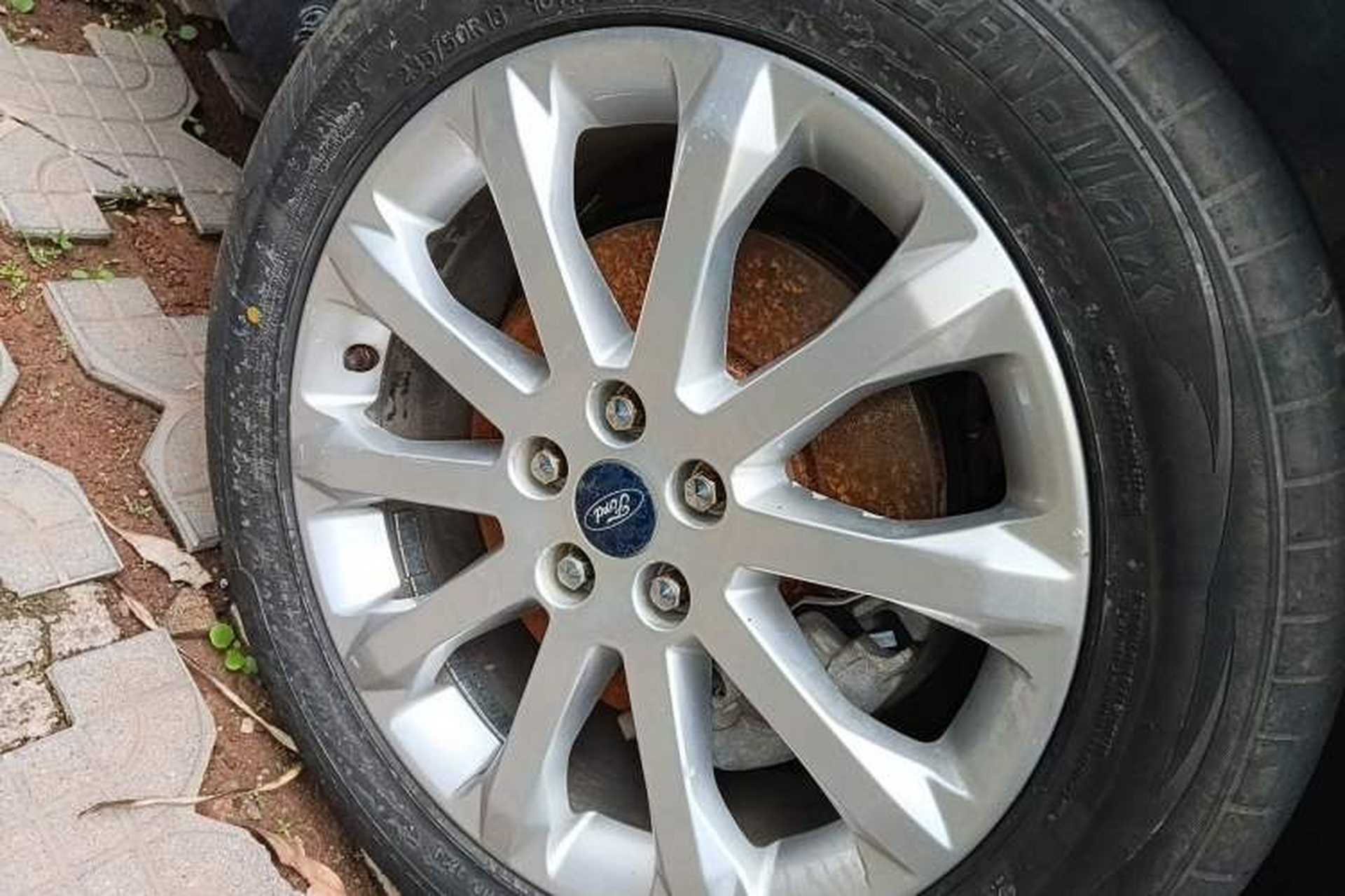 Used Ford Kuga 2013 2.0L GTDi Four-Wheel Drive Premium Model Right Front Wheel Hub