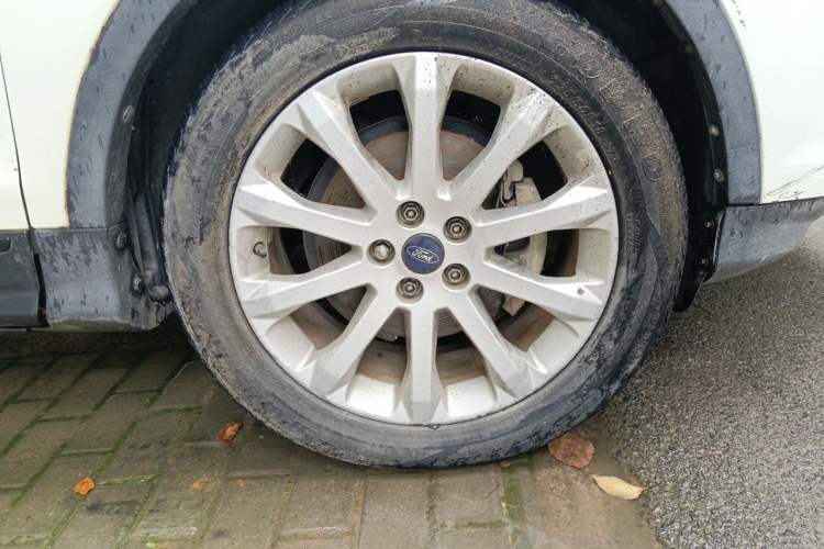 Used Ford Kuga 2013 1.6L GTDi Two-Wheel-Drive Trend Model Right Front Wheel Hub