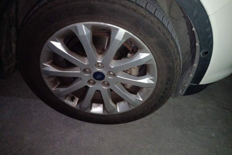 Used Ford Kuga 2013 2.0L GTDi Four-Wheel Drive Premium Model Right Front Wheel Hub
