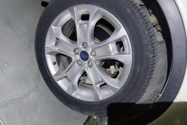 Used Ford Kuga 2013 2.0L GTDi Four-Wheel-Drive Sport Model Right Front Wheel Hub