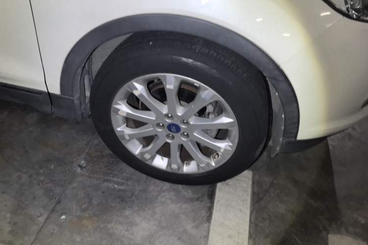 Used Ford Kuga 2013 1.6L GTDi Two-Wheel-Drive Comfort Model Right Front Wheel Hub
