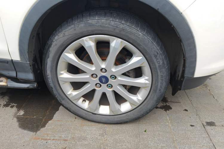 Used Ford Kuga 2013 1.6L GTDi Two-Wheel-Drive Comfort Model Right Front Wheel Hub