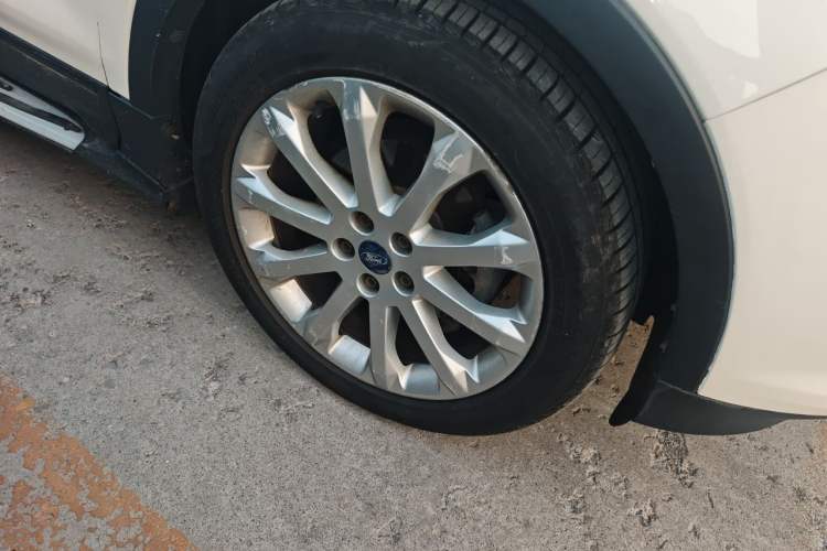 Used Ford Kuga 2013 1.6L GTDi Two-Wheel-Drive Trend Model Right Front Wheel Hub