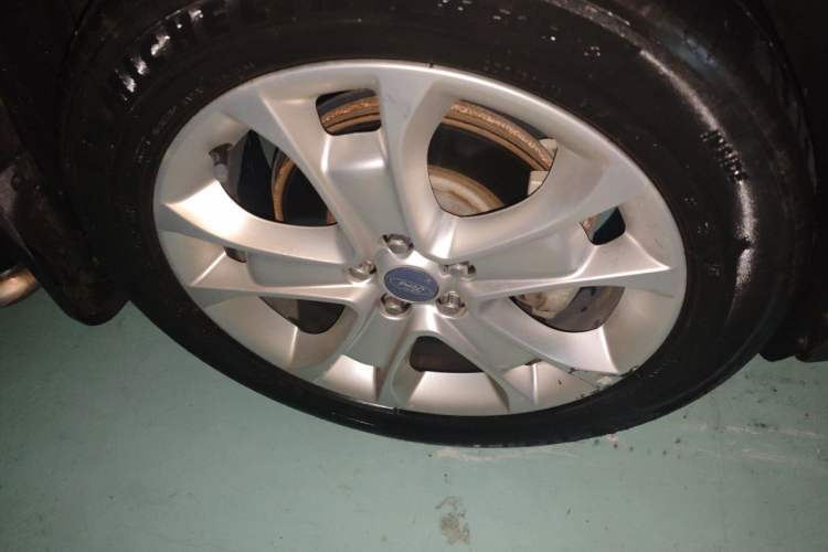 Used Ford Kuga 2013 2.0L GTDi Four-Wheel-Drive Sport Model Right Front Wheel Hub