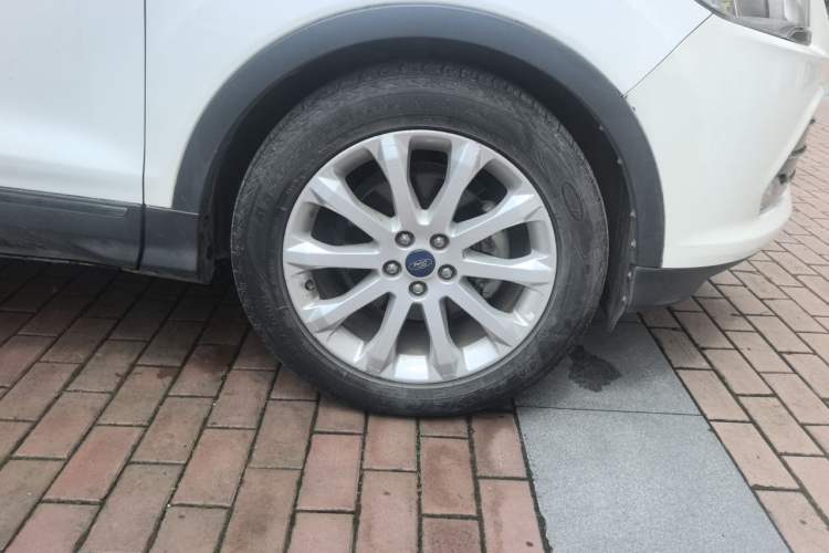 Used Ford Kuga 2013 1.6L GTDi Two-Wheel-Drive Trend Model Right Front Wheel Hub