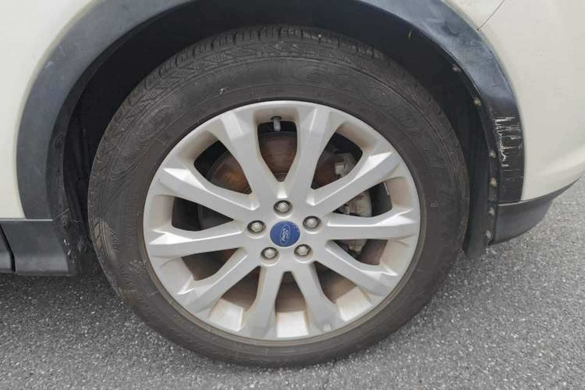 Used Ford Kuga 2013 2.0L GTDi Four-Wheel-Drive Elite Model Right Front Wheel Hub