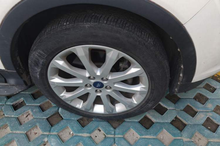Used Ford Kuga 2013 1.6L GTDi 4x4 Elite Model Right Front Wheel Hub