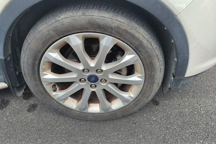 Used Ford Kuga 2013 1.6L GTDi Two-Wheel-Drive Trend Model Right Front Wheel Hub