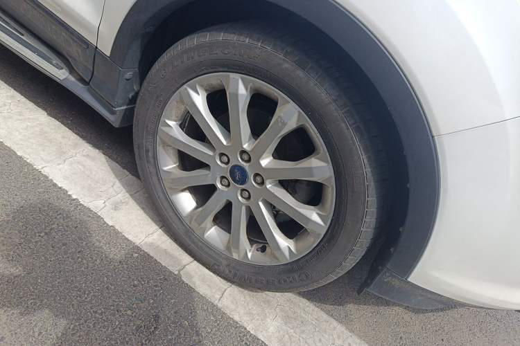 Used Ford Kuga 2013 1.6L GTDi Two-Wheel-Drive Trend Model Right Front Wheel Hub