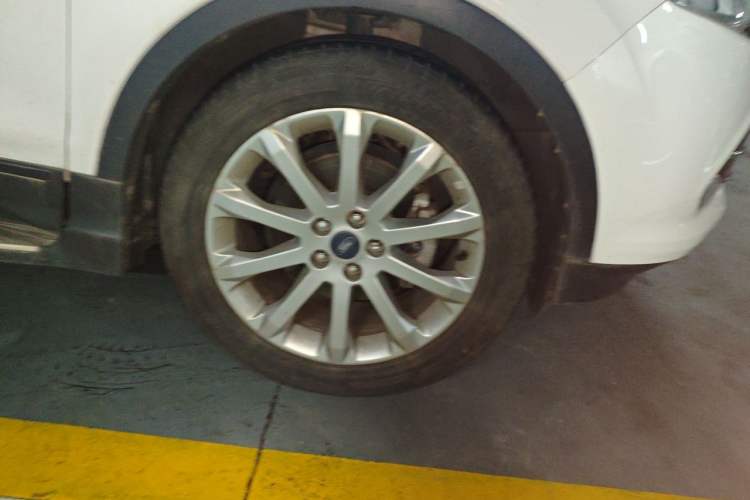 Used Ford Kuga 2013 1.6L GTDi Two-Wheel-Drive Trend Model Right Front Wheel Hub