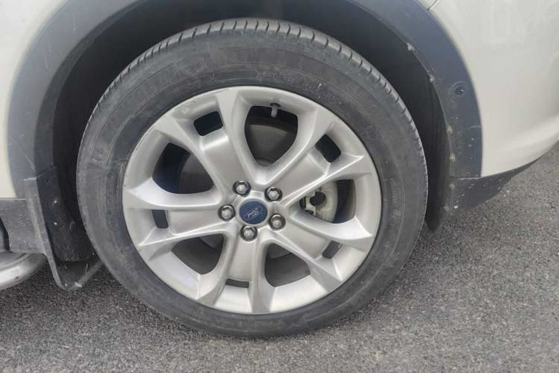 Used Ford Kuga 2013 2.0L GTDi Four-Wheel-Drive Sport Model Right Front Wheel Hub