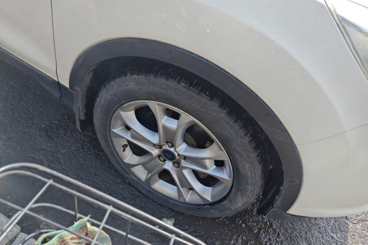Used Ford Kuga 2013 2.0L GTDi Four-Wheel-Drive Sport Model Right Front Wheel Hub