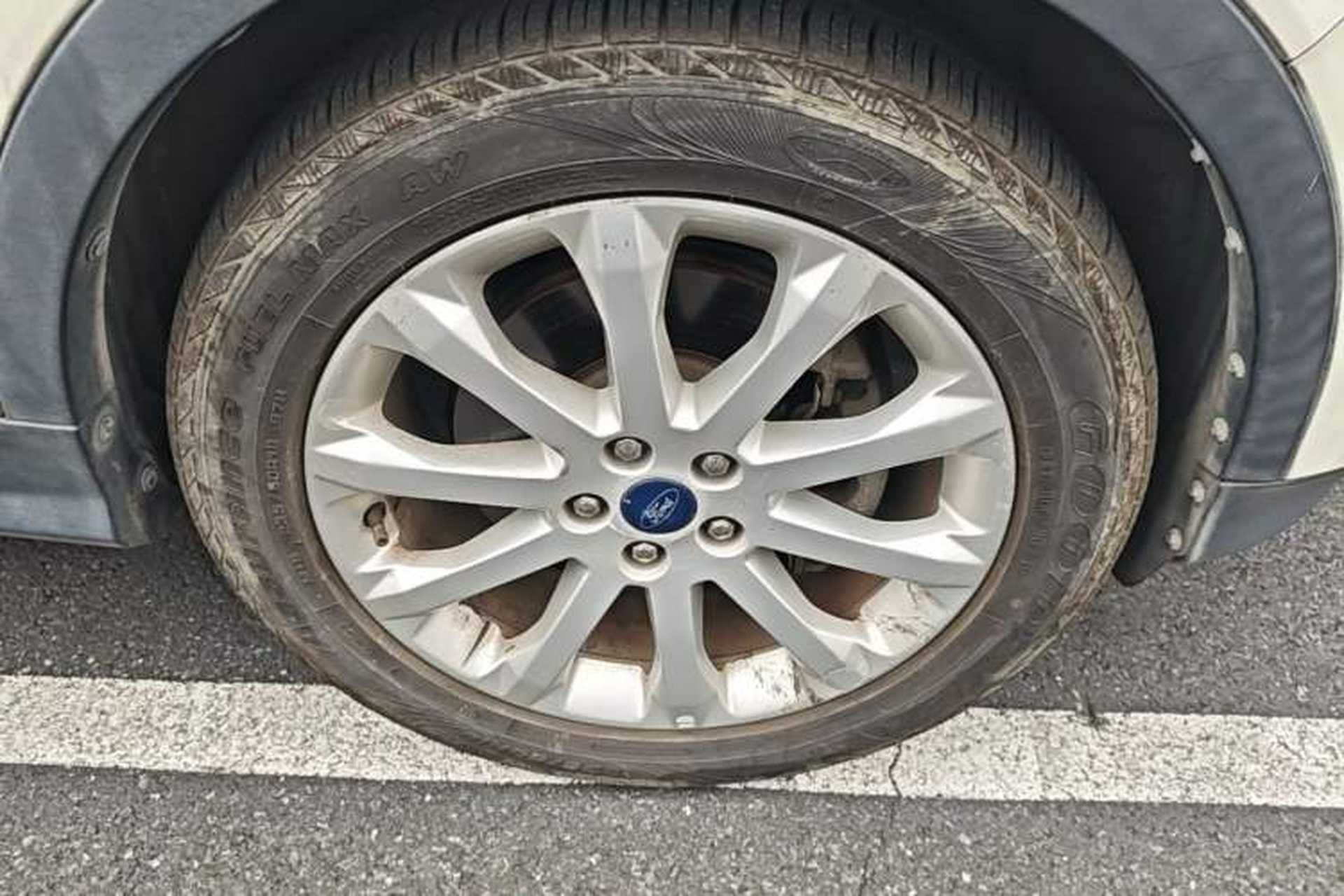 Used Ford Kuga 2013 2.0L GTDi Four-Wheel-Drive Elite Model Right Front Wheel Hub